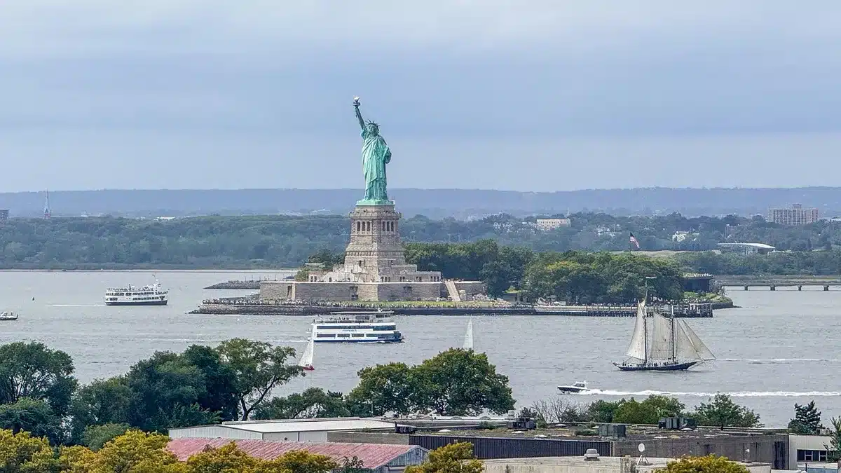Staten Island Ferry fährt nahe an der Freiheitsstatue vorbei