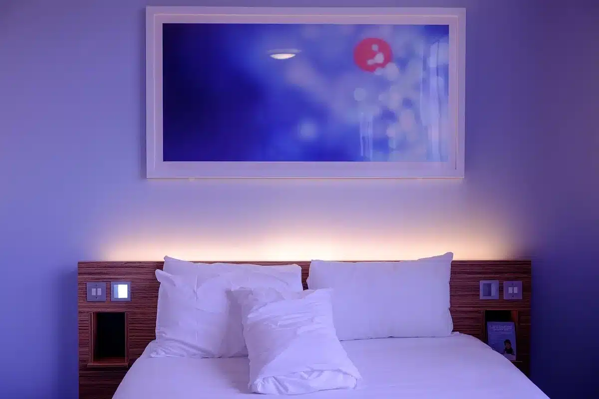 Fantasievoll gestaltetes Familienzimmer mit buntem Kinderbett