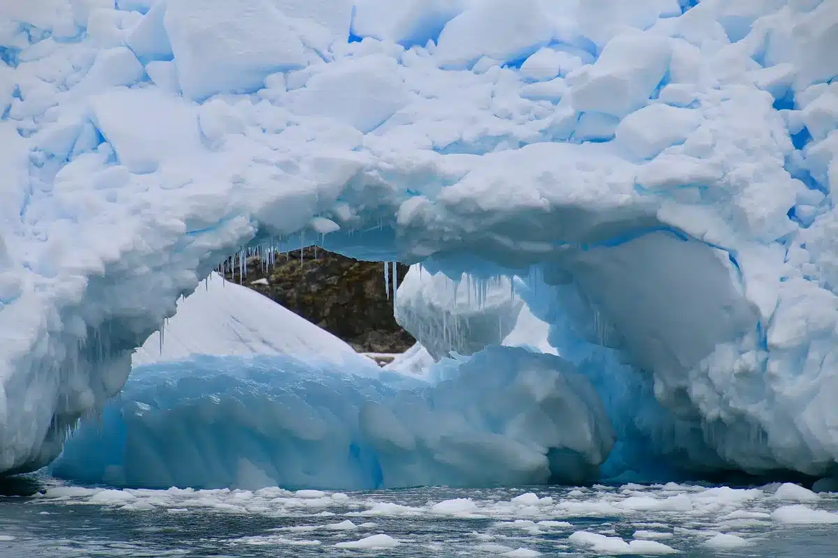 Expeditionsschiff und Zodiac-Boote in eisnaher Antarktislandschaft