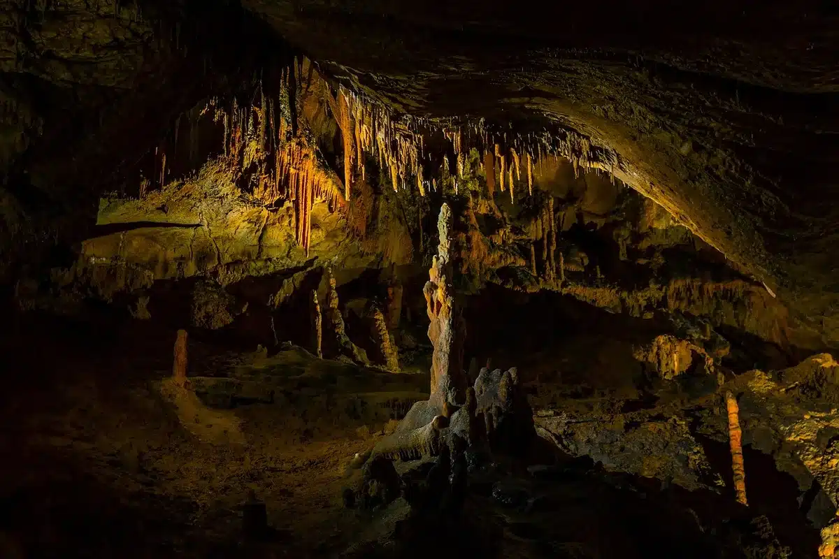 Unterirdische Höhle mit beeindruckenden Stalagmiten und Stalaktiten