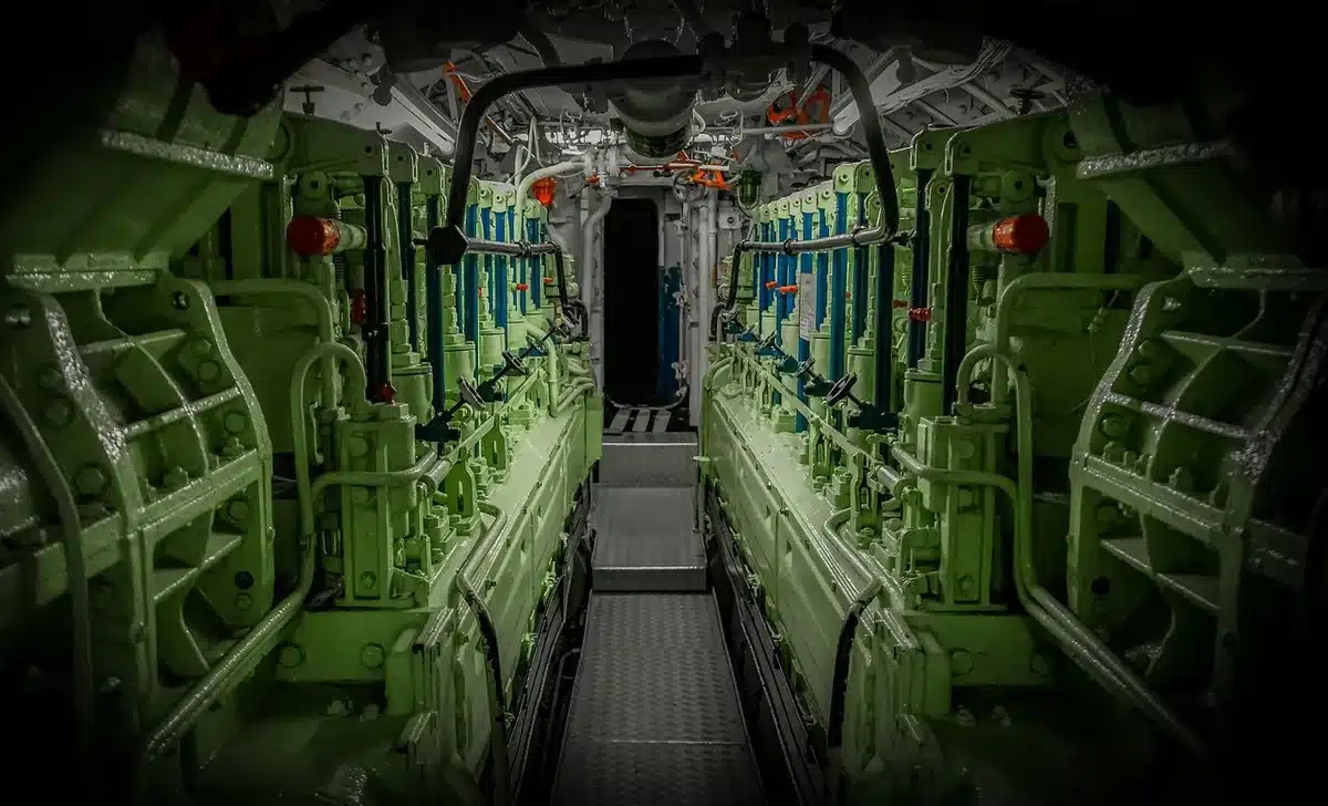 Techniker arbeiten an Generatoren im Maschinenraum eines Schiffes