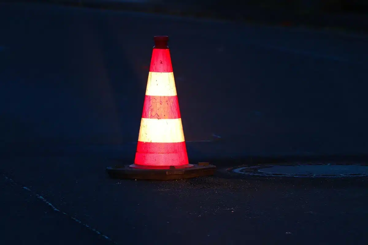 Baustelle auf der Autobahn mit Umleitungsschildern und Verkehrslenkung