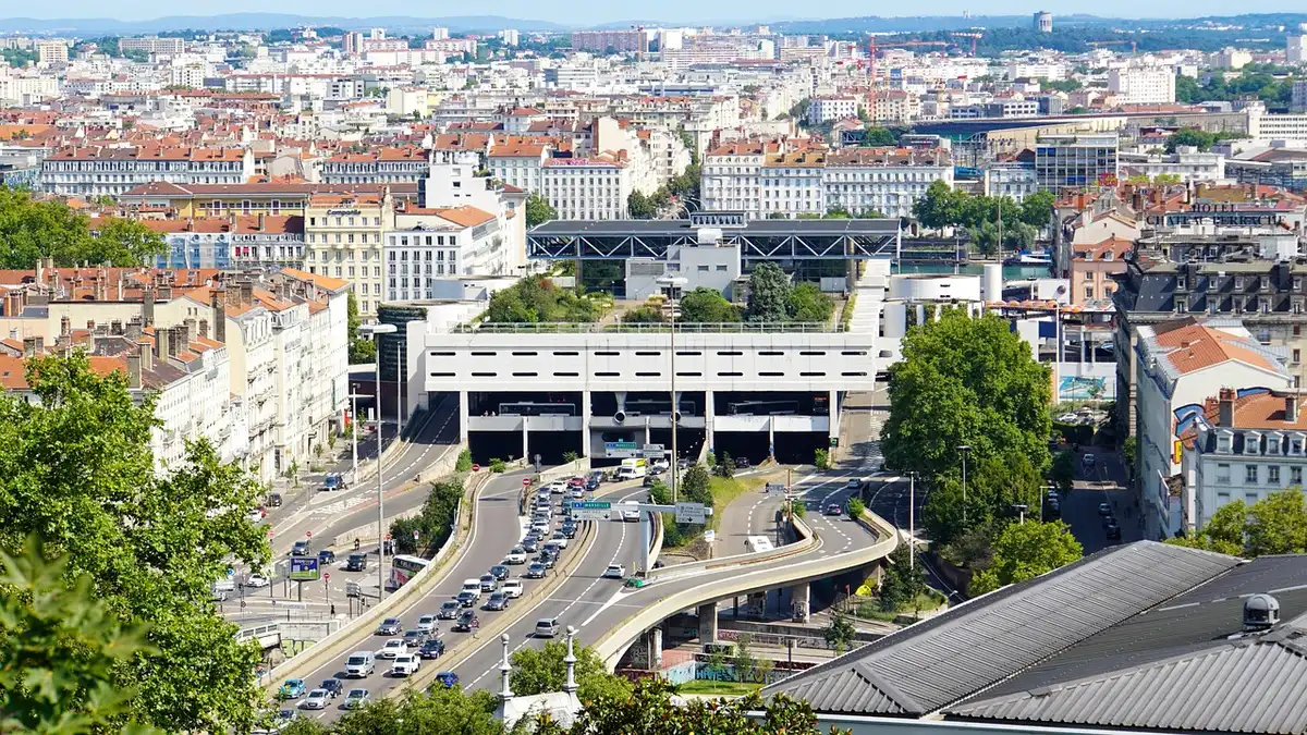 Stau auf der Autobahn mit vielen Fahrzeugen und leuchtenden Bremslichtern