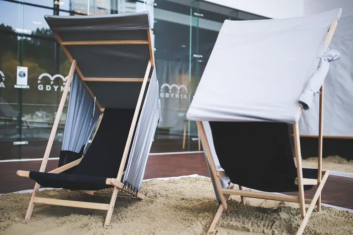 Strandabschnitt mit leeren Liegen und Handtüchern an der Küste