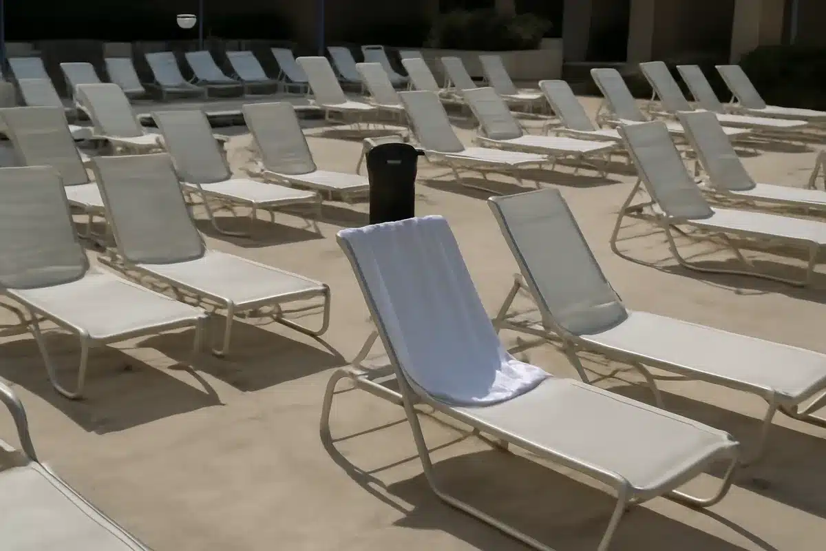 Streit um Sonnenliegen am Pool und Strand: Hotels dürfen Reservierungen untersagen