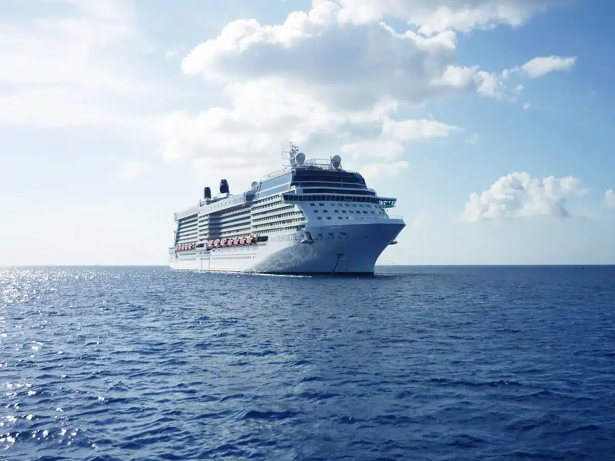 Gäste auf einem Kreuzfahrtschiff hören einem Vortrag zu, Tische mit Verkostungsproben