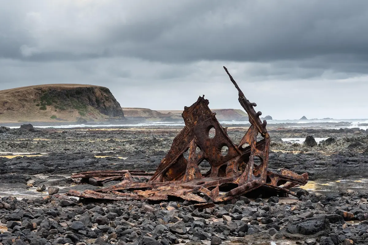 Rotes-Meer-Wrack mit sichtbarer Ladung und Tauchern