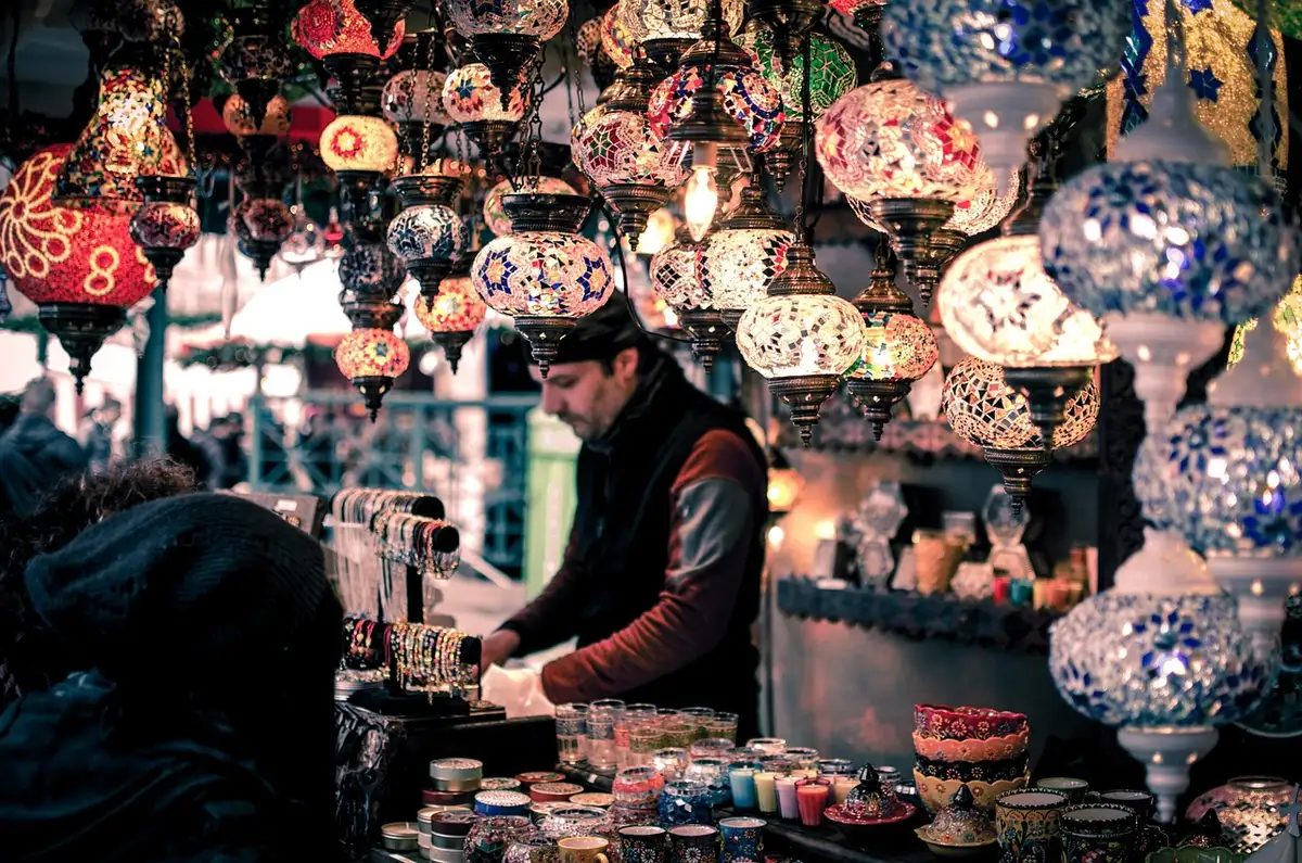 Bunter Basar mit Gewürzen, Waren und Besuchern in einem traditionellen türkischen Markt