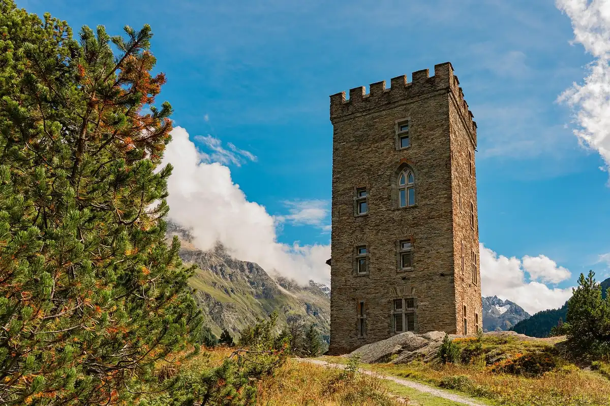 Antike Ruinen und historische Architektur in einer türkischen Landschaft bei Sonnenlicht