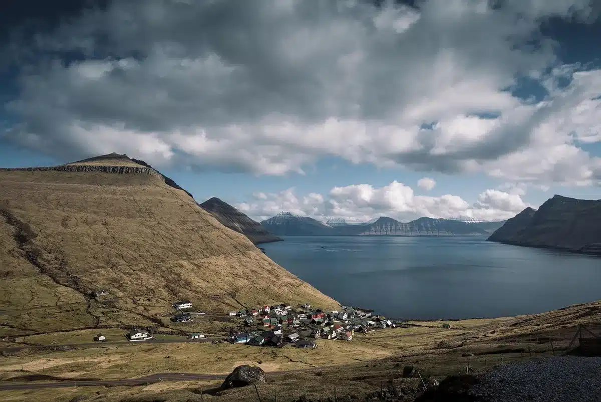 Bunte Häuser und Boote im Hafen von Leirvík auf Eysturoy
