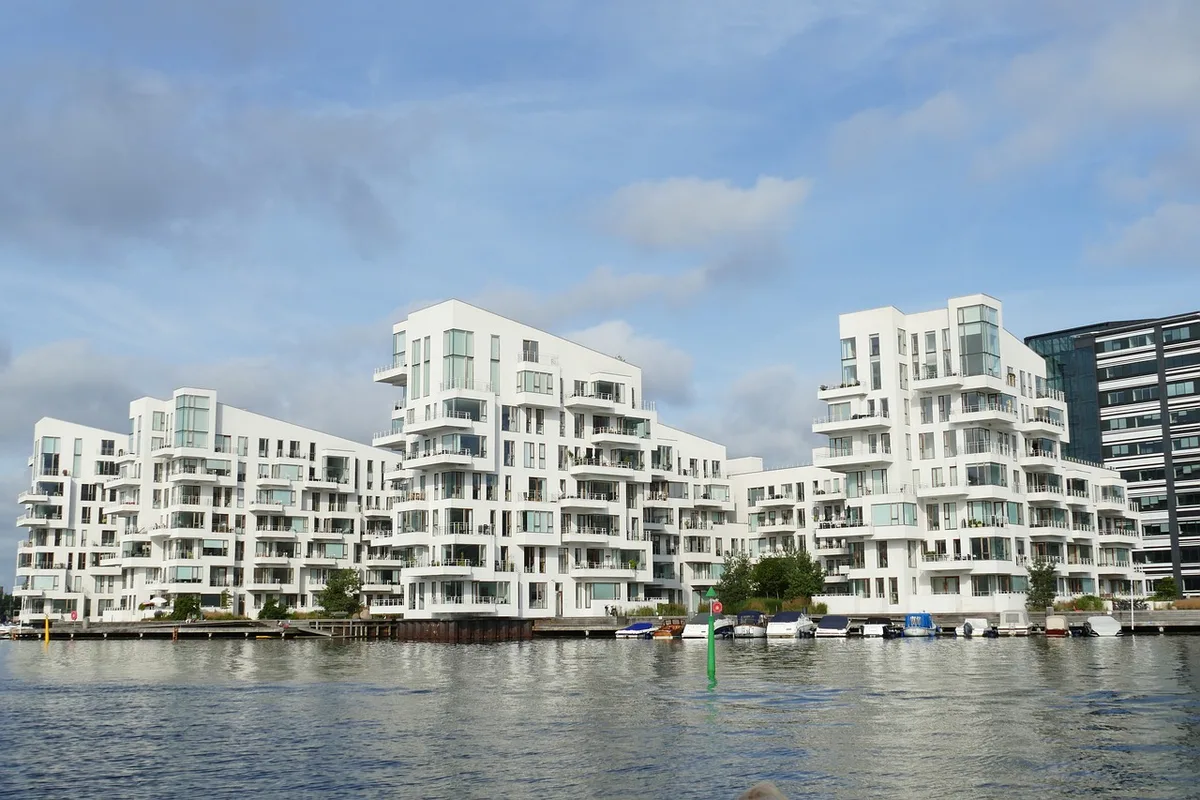 Bungalows am Wasser in einem Ferienpark in Dänemark