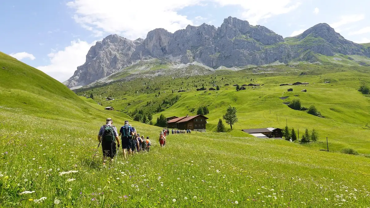 Wanderer auf einem Bergpfad in den Karpaten mit bewaldeten Hängen und Bergpanorama