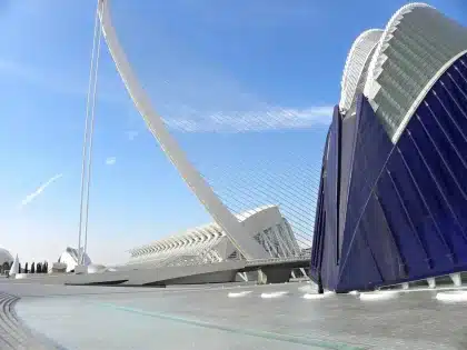 Blick auf Valencias Strand mit moderner Architektur und Mittelmeerküste im Hintergrund