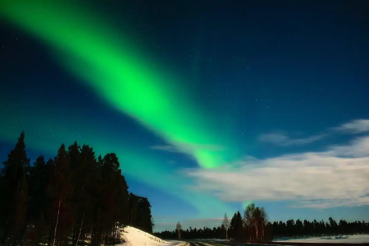 Gläsernes Igloo mit Blick auf den sternenklaren Himmel und mögliche Nordlichter
