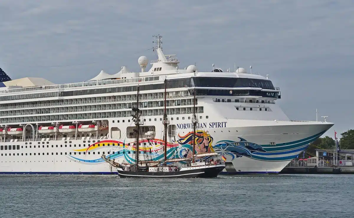 Elegantes Kreuzfahrtschiff im Hafen mit Passagieren beim Einchecken