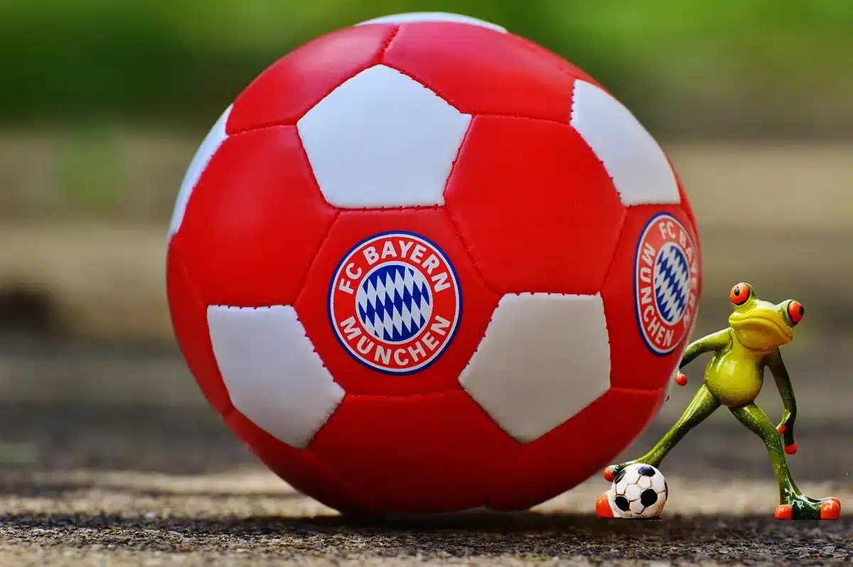 Hände über Dokumenten mit unscharfem Fußballstadion im Hintergrund