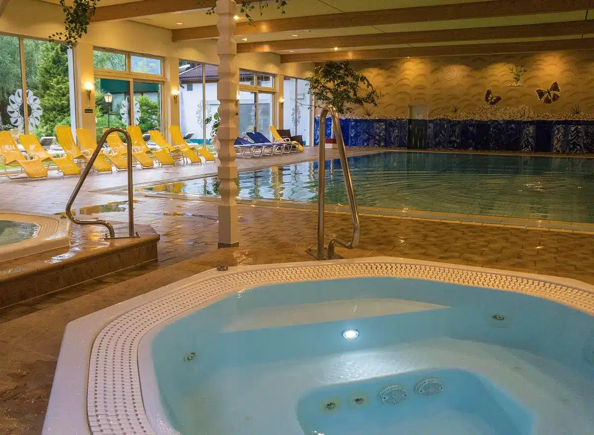 Sonnenliegen an einem Hotelpool mit Handtüchern blockiert