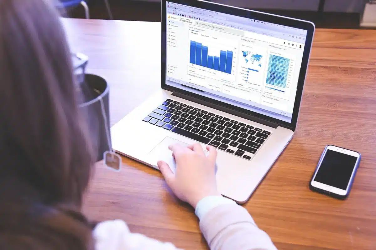Laptop mit geöffneten Reisebuchungsseiten und Browser-Tools