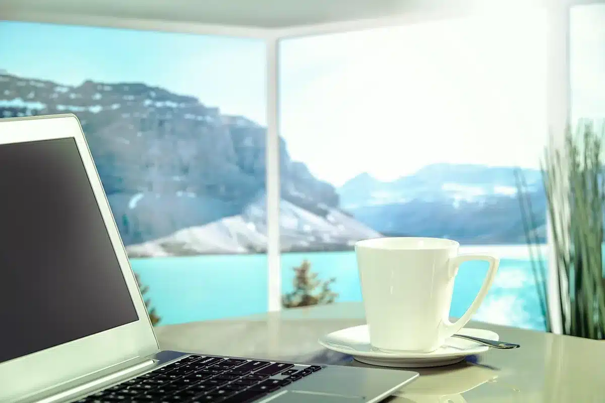 Laptop im privaten Browsermodus beim Testen von Preisen mit VPN