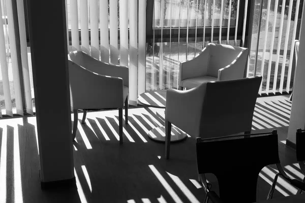 Ausgeklapptes Heckbett im kompakten Van mit Stauraum darunter