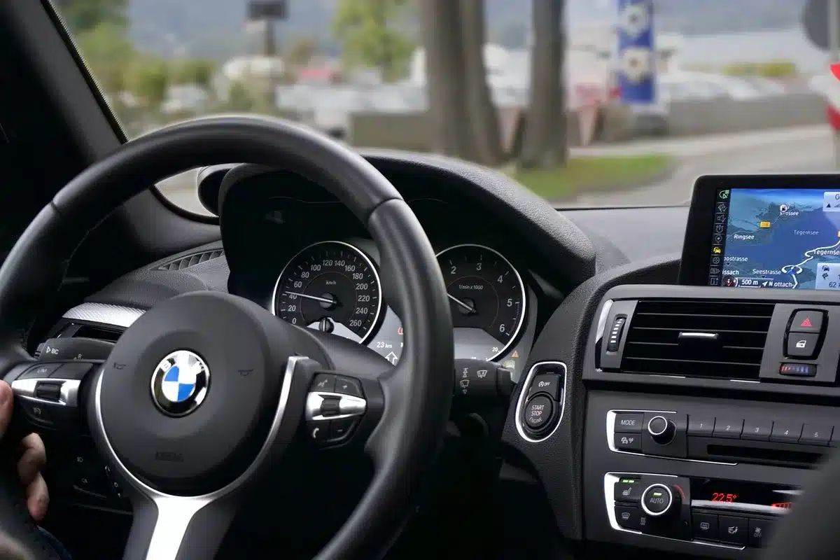 Cockpit mit digitalem Display und zentralem Infotainment im Caddy