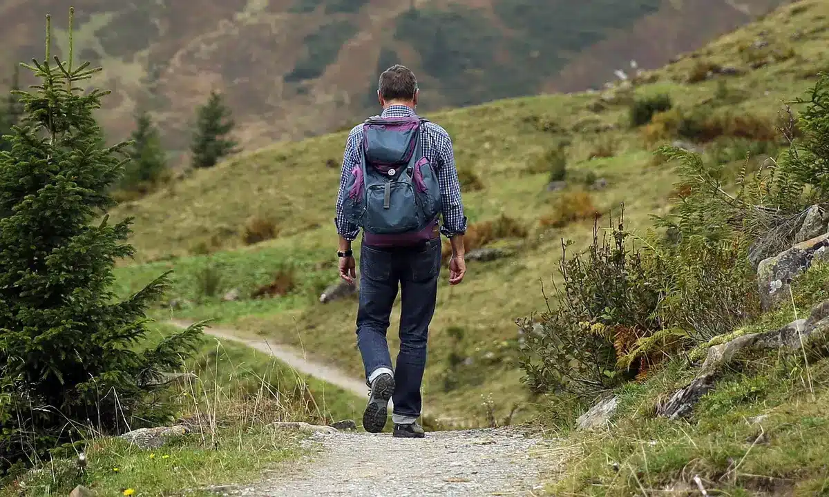 Wanderer auf einem touristisch ausgeschilderten Steig an felsigem Gelände