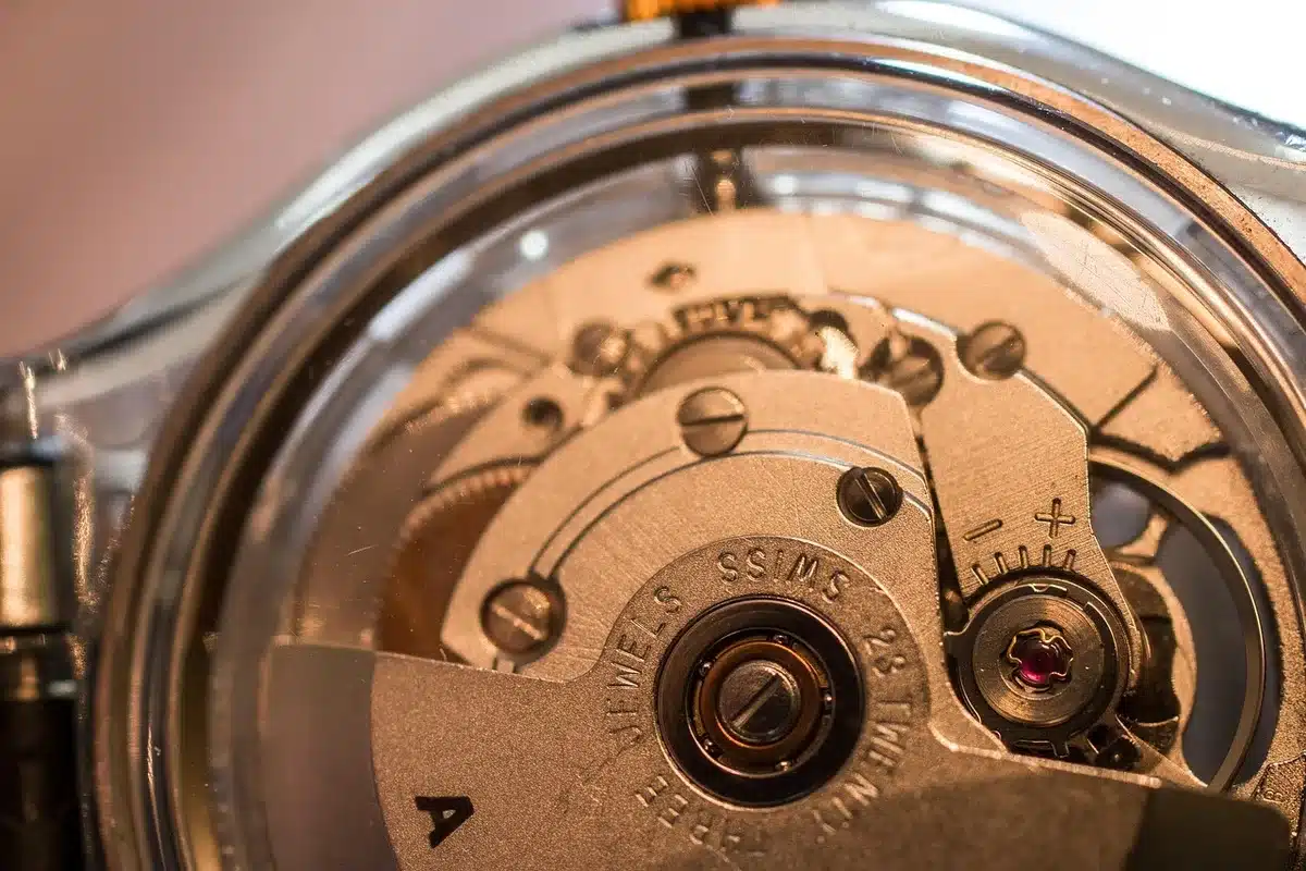 Detailaufnahme einer schweren mechanischen Armbanduhr auf dem Handgelenk
