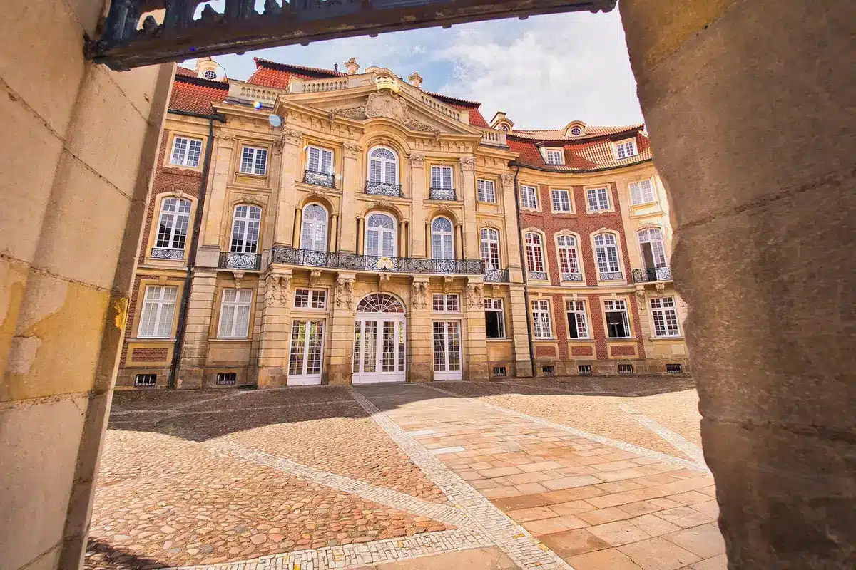 Moderne Fabrik- und Bürogebäude in Mitteleuropa symbolisieren Deutsch als Wirtschaftssprache