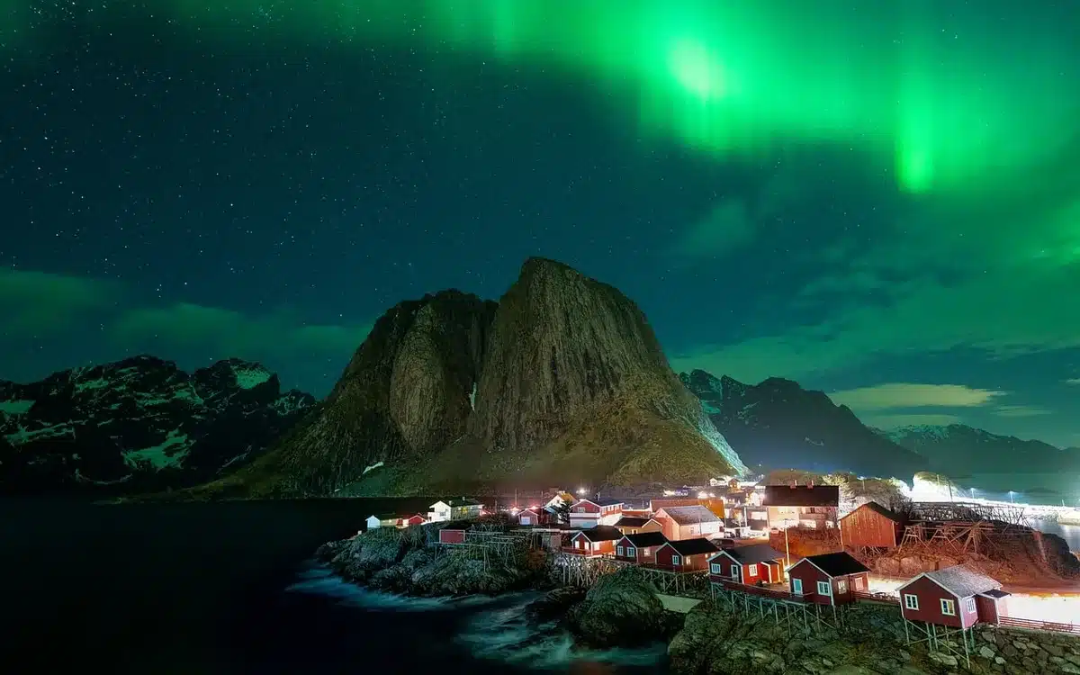 Blick auf einen norwegischen Fjord mit Wanderweg und Boot