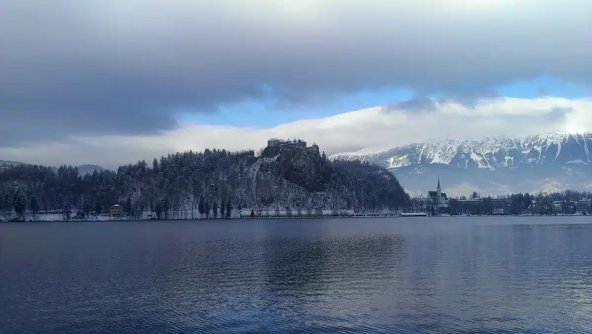 Blick auf einen alpinen See mit Bergen in Slowenien