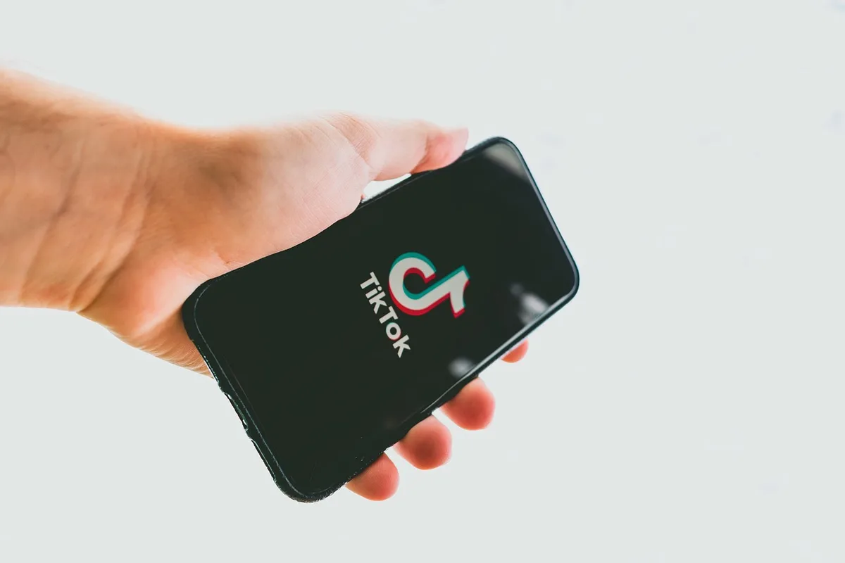 Smartphone-Bildschirm mit TikTok-App und viralen Trends, die Hanbuchs redaktionelle Inspiration zeigen.