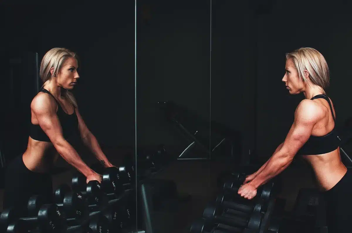Frau beim Krafttraining mit Hantel