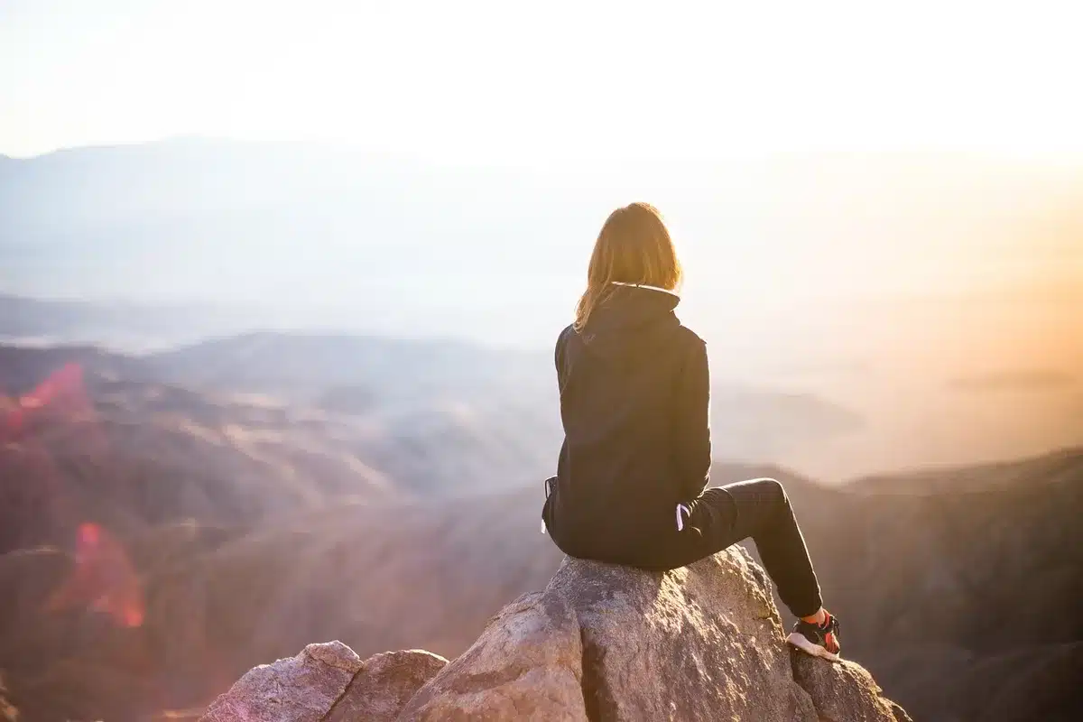 Reisende Frau in Naturlandschaft beim Wandern
