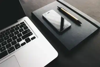 Journalistin arbeitet konzentriert am Schreibtisch mit Notizen und Laptop