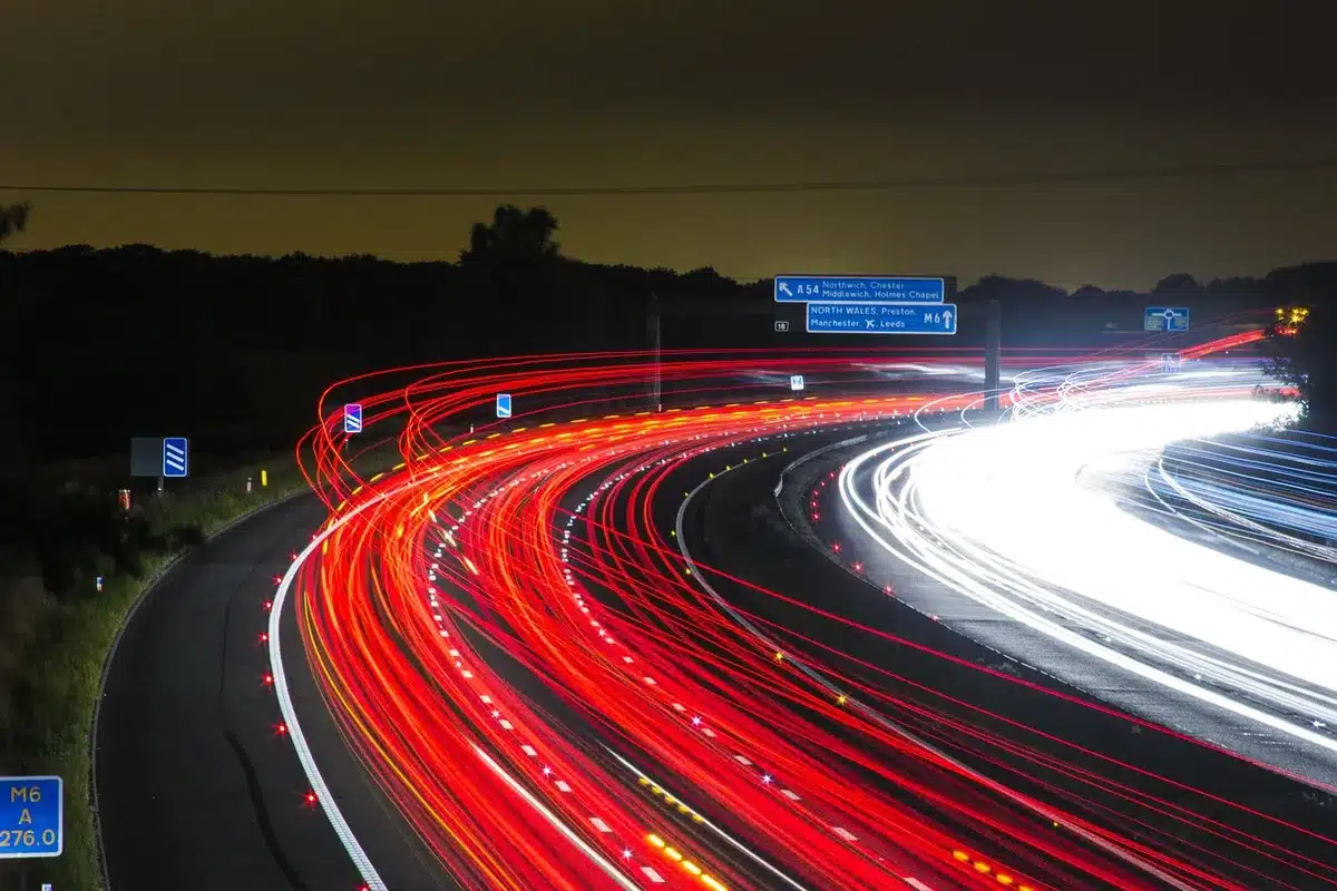 Auto auf deutscher Autobahn mit Hinweisschildern Richtung Hamburg