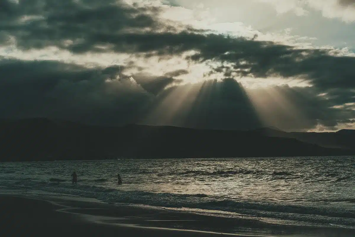 Strand mit windigen Bedingungen und beruhigendem Meer auf Fuerteventura