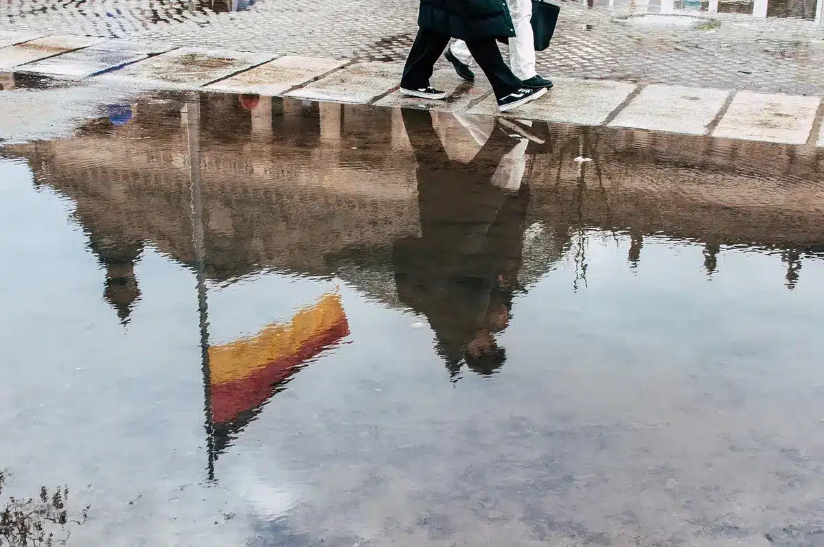 Beleuchtete kopfsteingepflasterte Gasse in Monschau mit Weihnachtsbeleuchtung