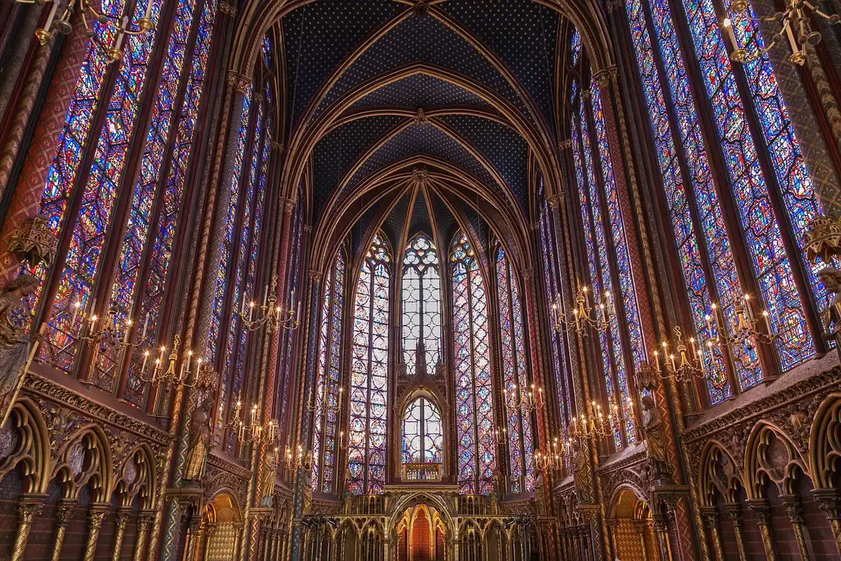 Großes gotisches Bleiglasfenster im Altenberger Dom