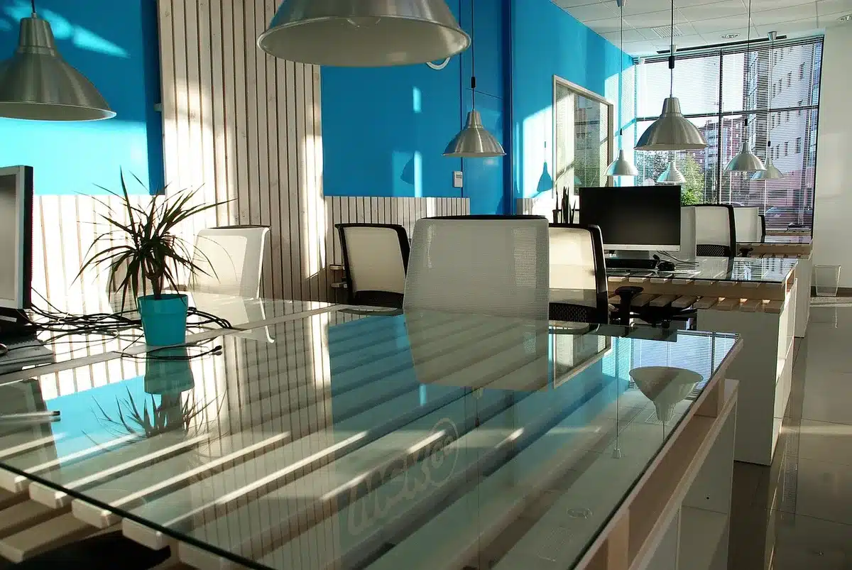 Helles Coworking‑Space in Lissabon mit Laptops und Pflanzen
