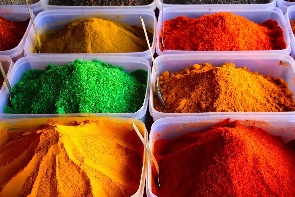Marktstände mit Gewürzen und regionalen Produkten als Illustration regionaler Küchen