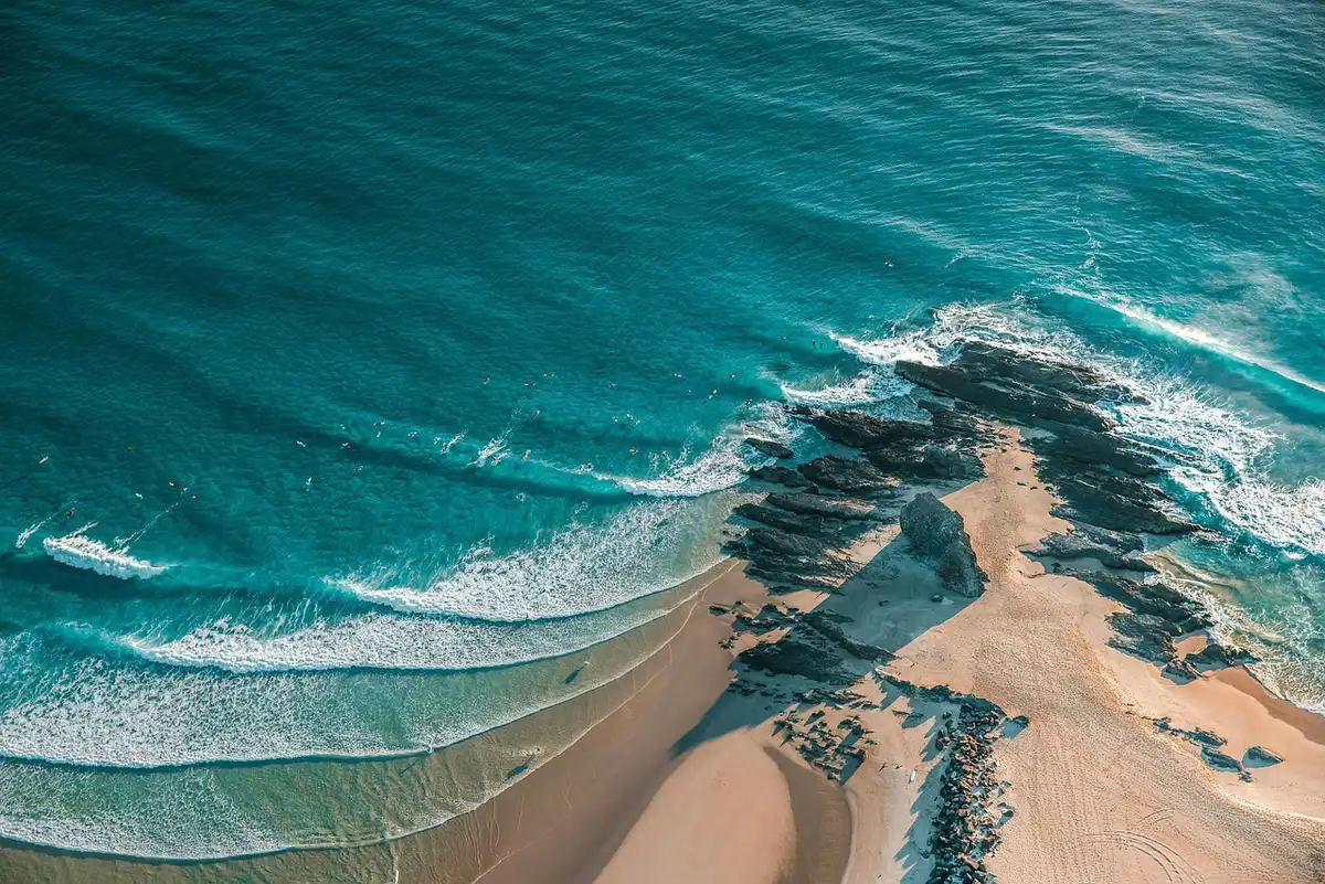 Wilde Küstenlinie und vulkanische Formationen im Naturpark Cabo de Gata