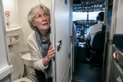 69-jährige Passagierin in Bordtoilette eingeschlossen – Pilot plant eine Notlandung