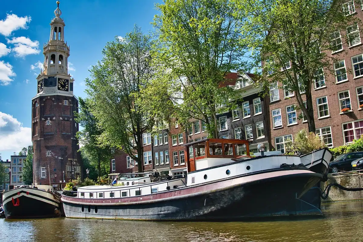 Bunte Boote auf den Grachten bei der Amsterdam Pride