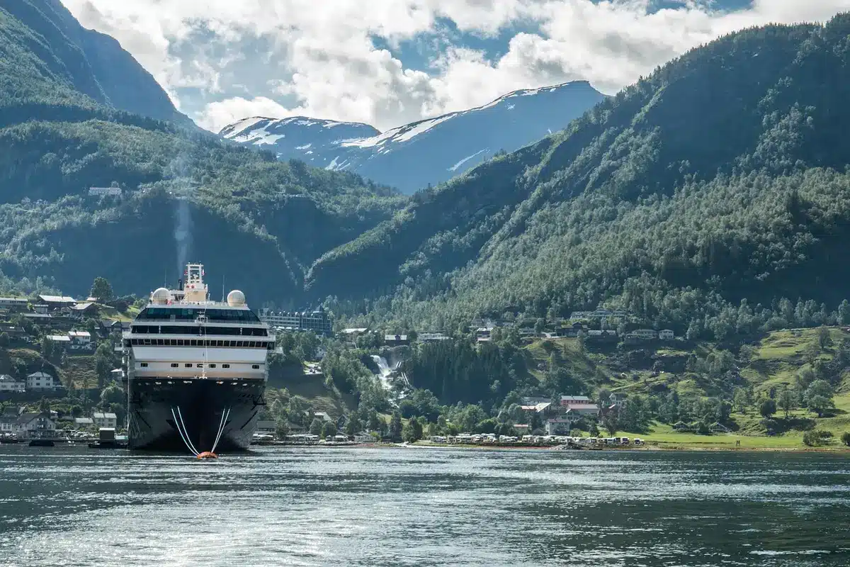 Passagier nutzt digitale Indoor‑Navigation auf einem Kreuzfahrtschiff
