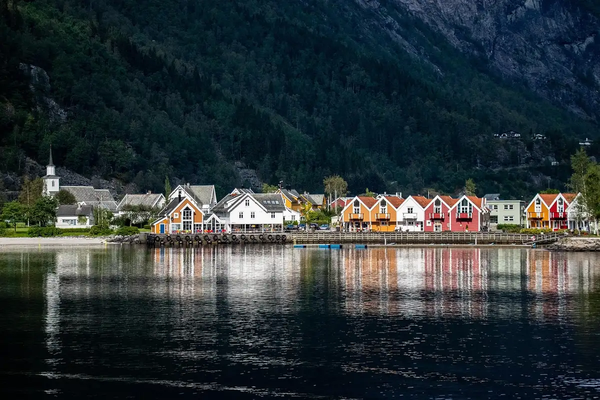 Eisbedeckte Klippen und weitläufiger Fjord mit treibenden Eisstücken