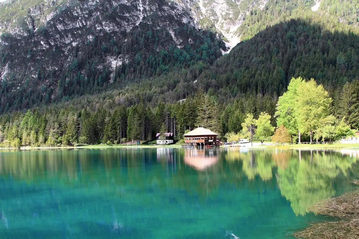 Der Lago di Tovel eingebettet zwischen steilen Dolomitenwänden