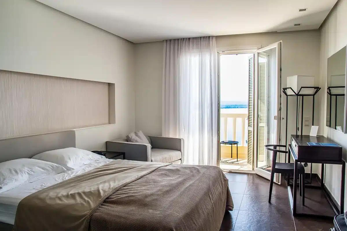 Comfort‑Zimmer mit Bett und Frühstückseinrichtung