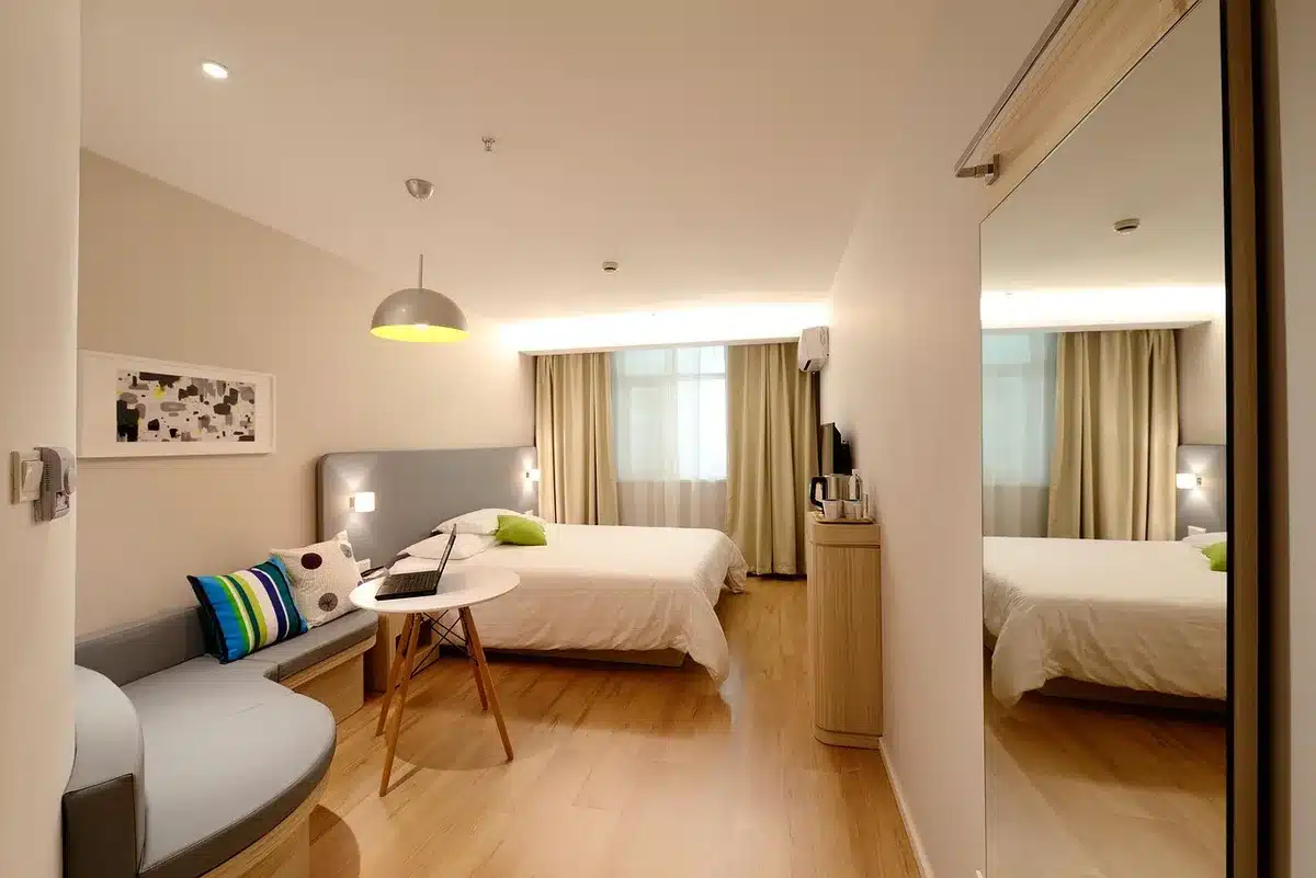 Deluxe‑Doppelzimmer mit Bett und Bergblick