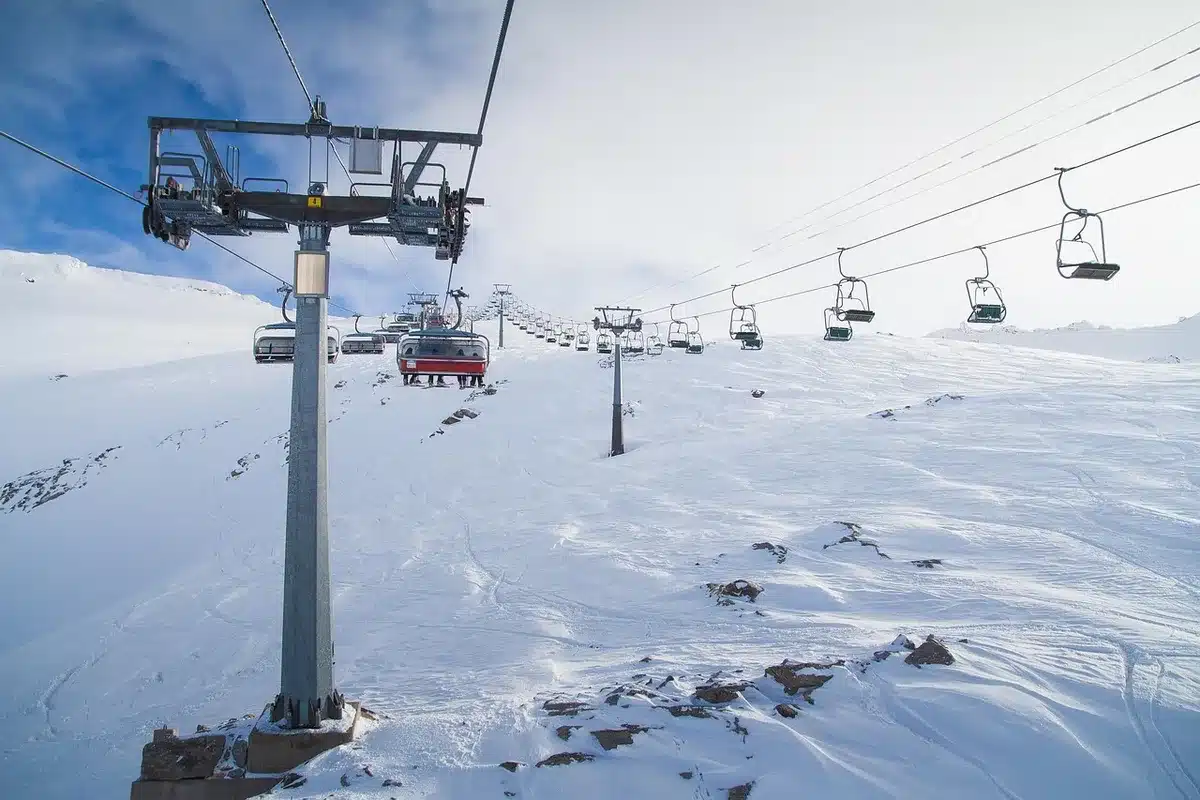 Skigebiet mit Pisten und Sessellift in den Alpen