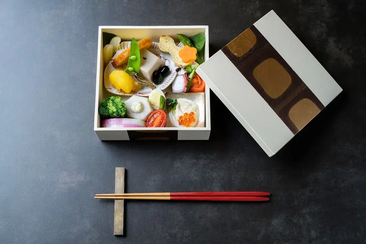 Mehrgängiges Kaiseki‑Menü auf einem niedrigen Tisch in einem Ryokan